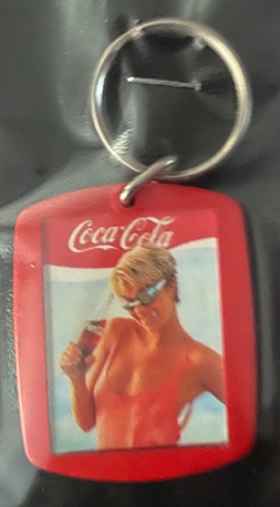 93204-1 € 2,00 coca cola sleutelhanger  dame met zwempak.jpeg